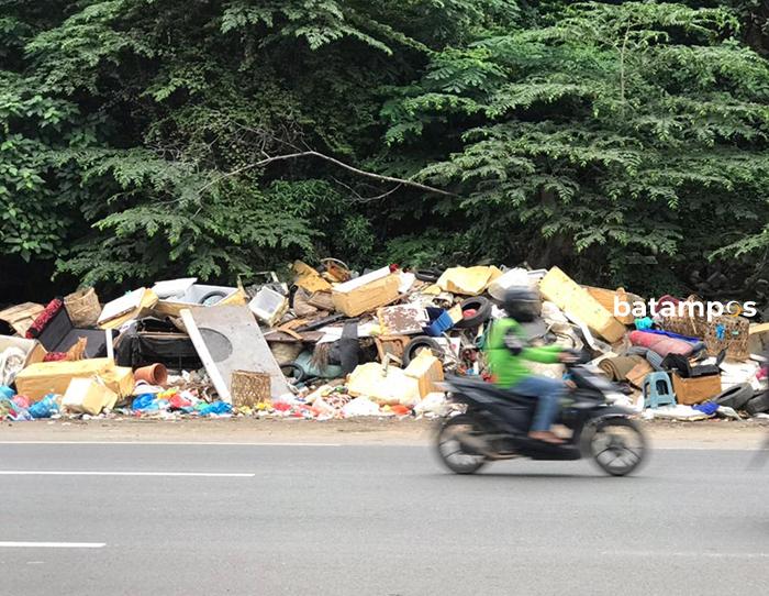 Dua Pekan Dibiarkan, Sampah Menumpuk di Jalan Protokol Batam