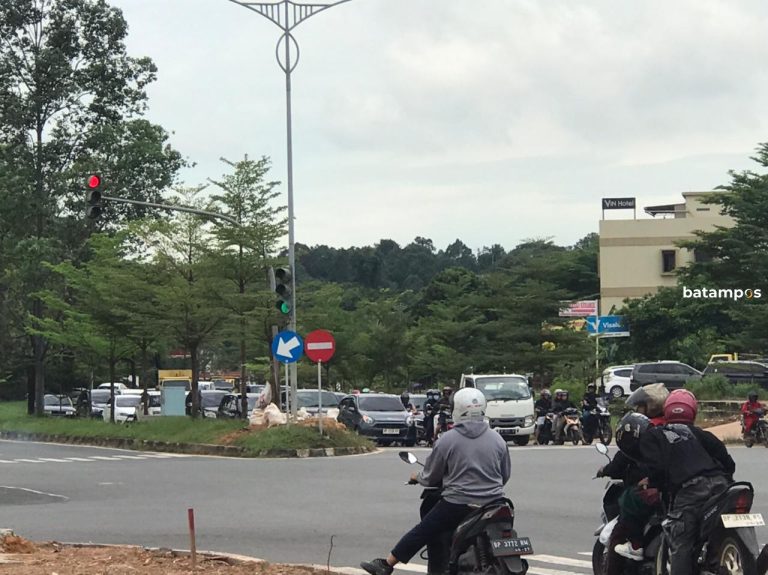 Pemko Batam Pasang Lampu Merah Baru dan Perbarui Persimpangan demi Lalu Lintas Lebih Aman