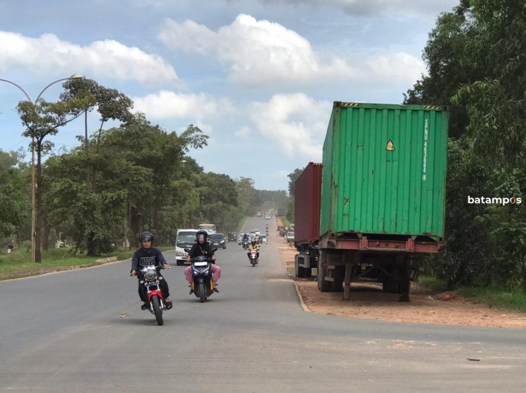 Sidak Kepala BP Amsakar Tak Mempan, Kontainer di Ruas Jalan Yos Sudarso Masih Tetap Menguasai Bahu Jalan
