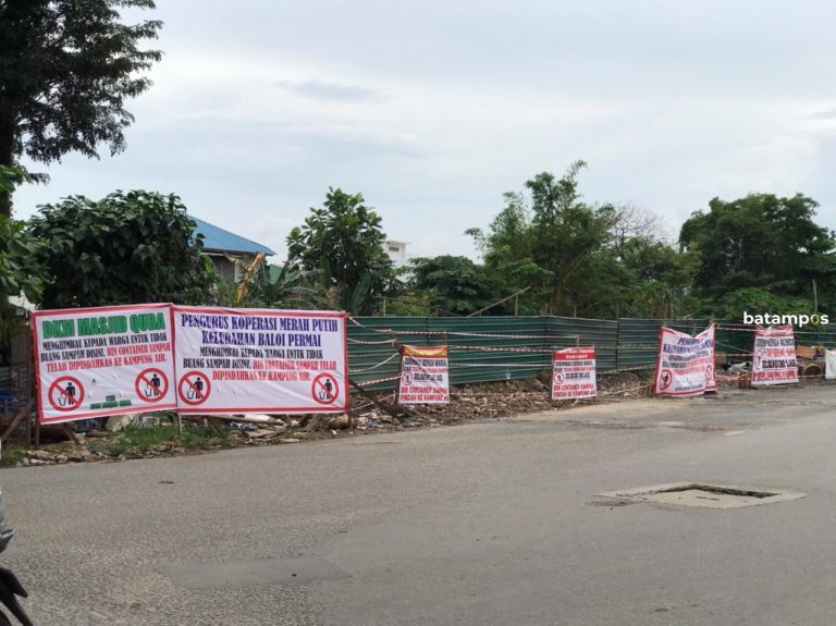 Warga Legenda Malaka Tolak Lokasi Pembuangan Sampah Liar di Persimpangan Dekat SMPN 12