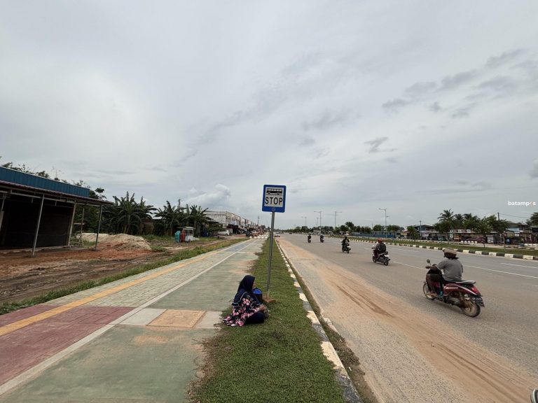 Tanpa Bangku dan Atap, Warga Nongsa Rela Duduk di Rumput Tunggu Bus Trans Batam
