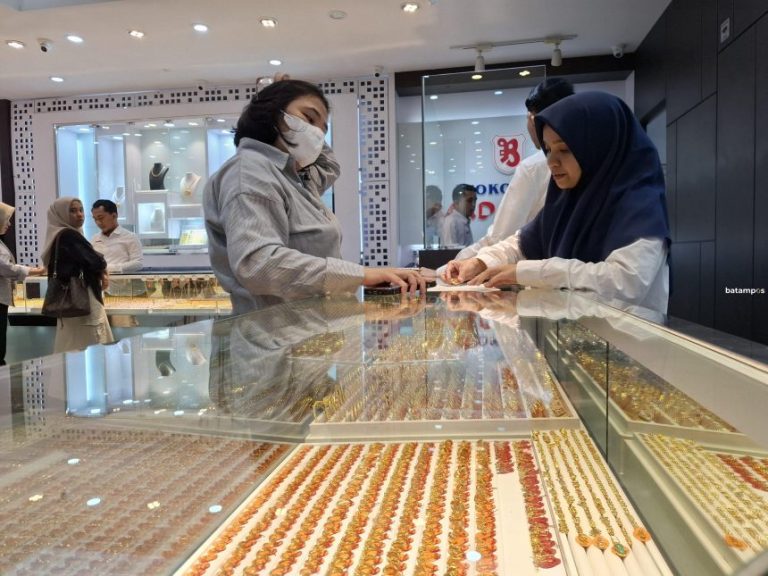 Harga Emas Melonjak Capai Rp 2.215.062 per Gram, Didorong Pemangkasan Suku Bunga di Amerika Serikat