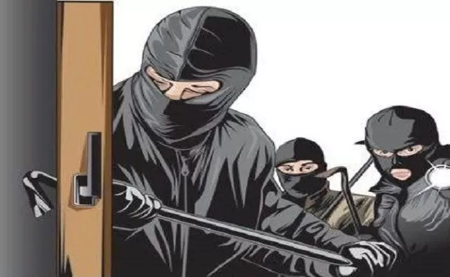 Komplotan Maling Gondol Kursi dan Meja Teras Rumah di Lembah Purnama