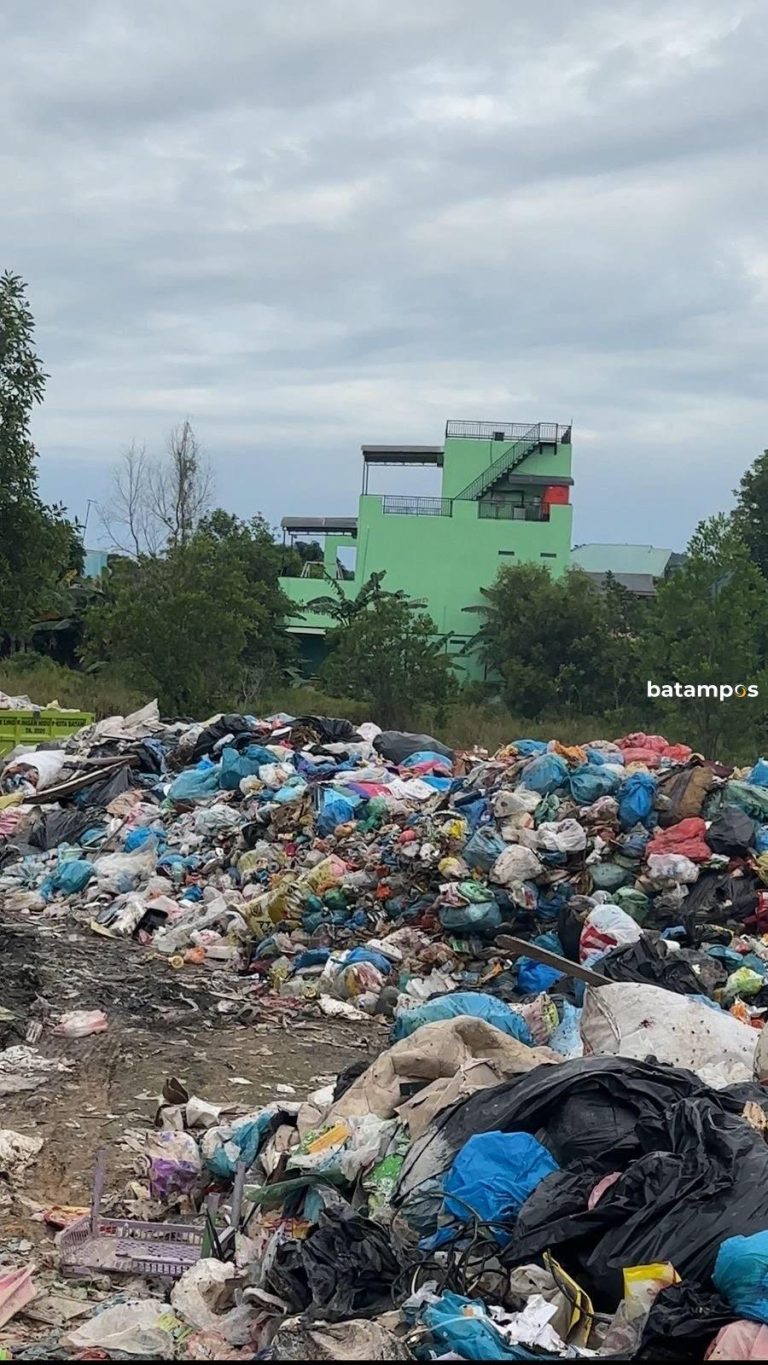 Halo Pemko Batam…, Aroma Busuk Tercium Puluhan Meter, Tumpukan Sampah Sudah Ganggu Aktivitas Sekolah