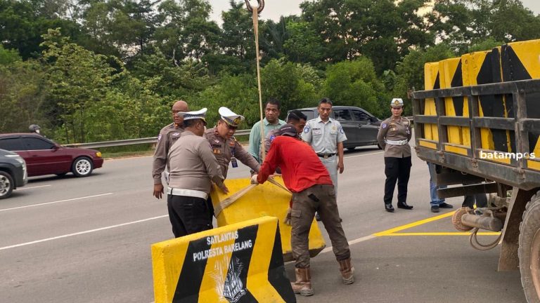 Satlantas Polresta Barelang Pasang Beton Barrier di Titik Rawan untuk Tekan Angka Kecelakaan