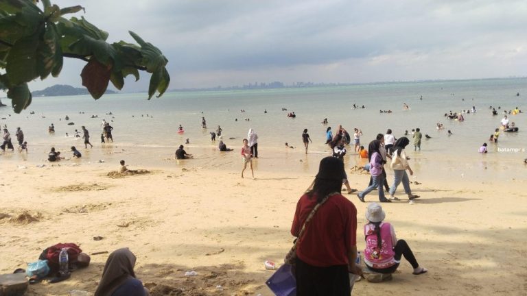 Cuaca Batam Tak Menentu, Basarnas Ingatkan Warga Tak Lengah saat Wisata di Pantai