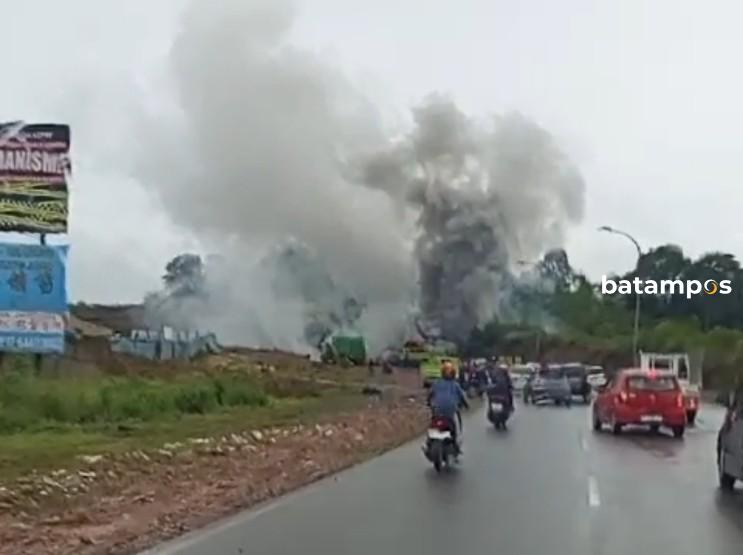 Mobil Terbakar di Jalan Gajah Mada Southlink