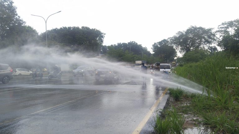 Pipa ABH Bocor di Depan Panbil Plaza, Semburan Air Deras Ganggu Arus Lalu Lintas