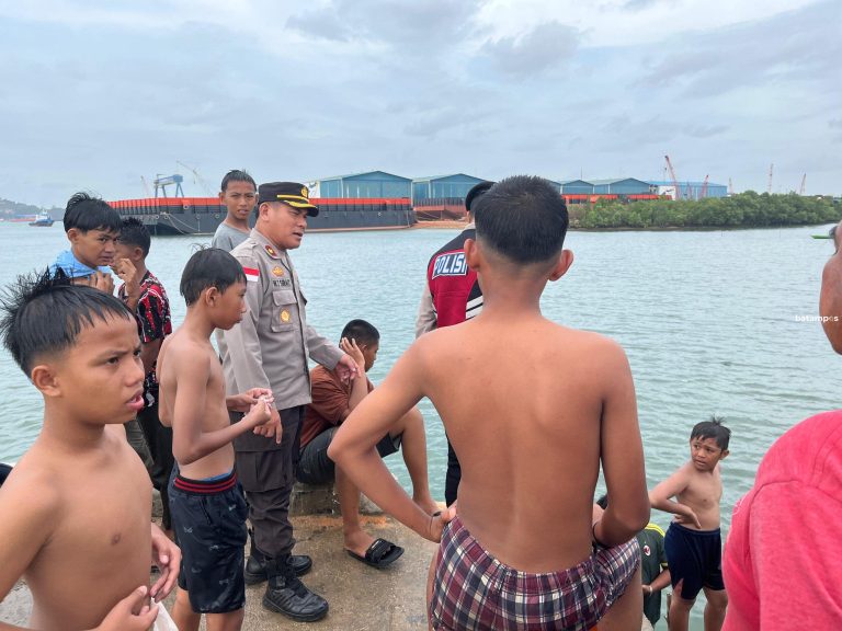 Air Laut Pasang Tinggi, Warga Nekat Berenang di Pelabuhan Tanjung Riau, Polsek Sekupang Turun Beri Imbauan
