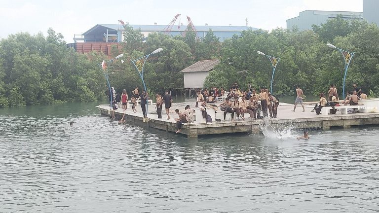 Tanjung Riau Riuh, Pasang Besar Jadi Tempat Main Air Warga