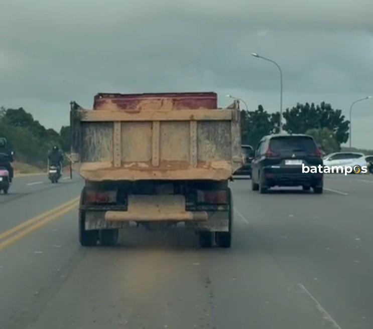 Material Pasir Jatuh dari Lori Ganggu Pengguna Jalan, Warga: “Ini Jelas Bahaya”