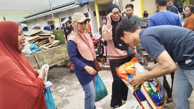 Paket Sembako Rp100 Ribu jadi Rebutan, Warga Antre Sejak Pagi