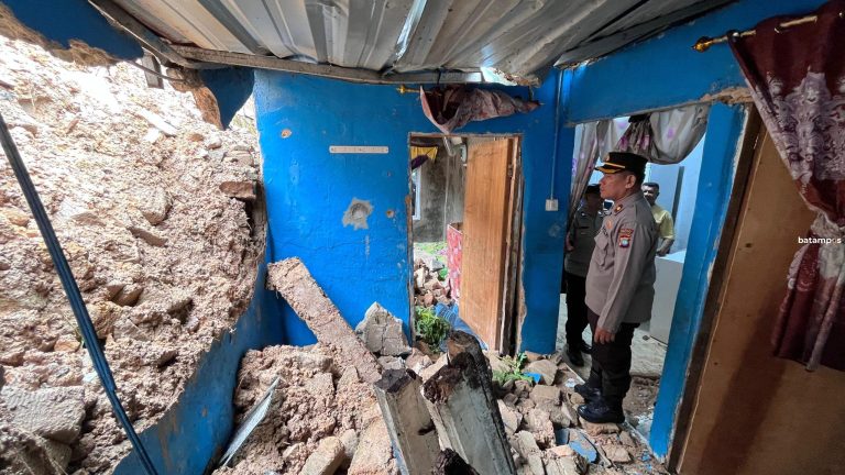Dinding Rumah Jebol Diterjang Longsor, Kapolsek Sekupang Serahkan Bantuan