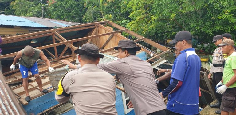Hujan Deras dan Pasang Laut, Rumah Warga Belakang Padang Roboh