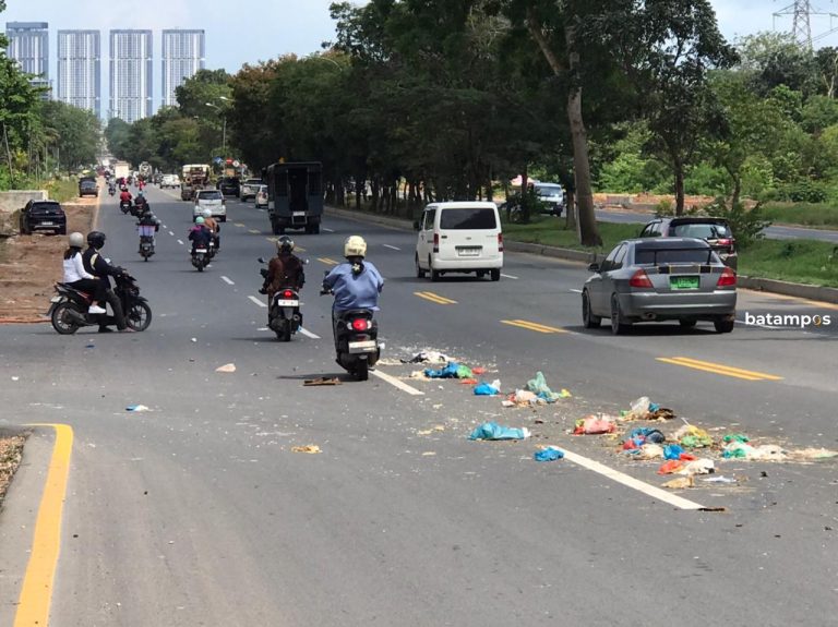 Sampah Berserakan di Jalan Ahmad Yani, Diduga Tercecer dari Truk Pengangkut