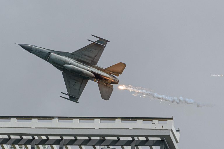 Bidikan Kamera Plane Spotter Abadikan F-16 di HUT Batam