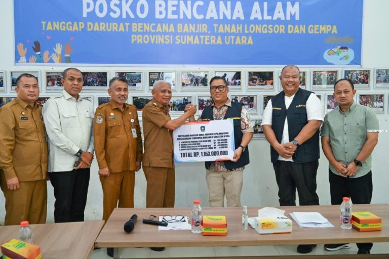 Wagub Nyanyang Serahkan Bantuan Rp1,153 Miliar untuk Korban Bencana di Sumut
