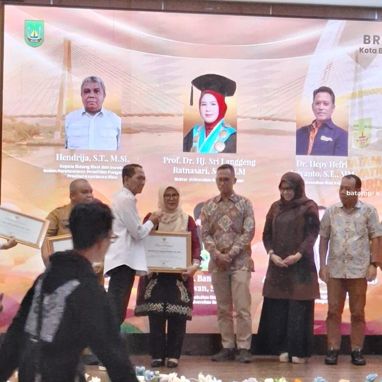 UNRIKA Kembali Dipercaya Jadi Juri Innovation Award 2025, Wali Kota Amsakar Serahkan Penghargaan kepada Rektor