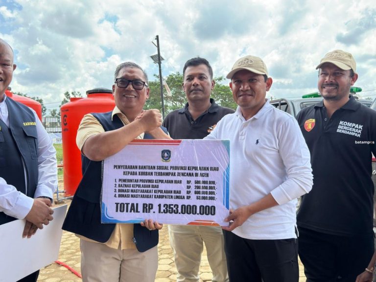 Solidaritas Kepri untuk Aceh, Wagub Nyanyang Serahkan Bantuan Rp1,353 Miliar