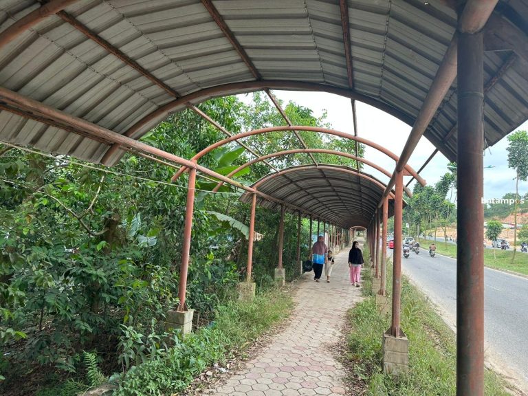 Trotoar Mukakuning Kian Memprihatinkan, Warga: Sudah Bertahun-tahun Rusak