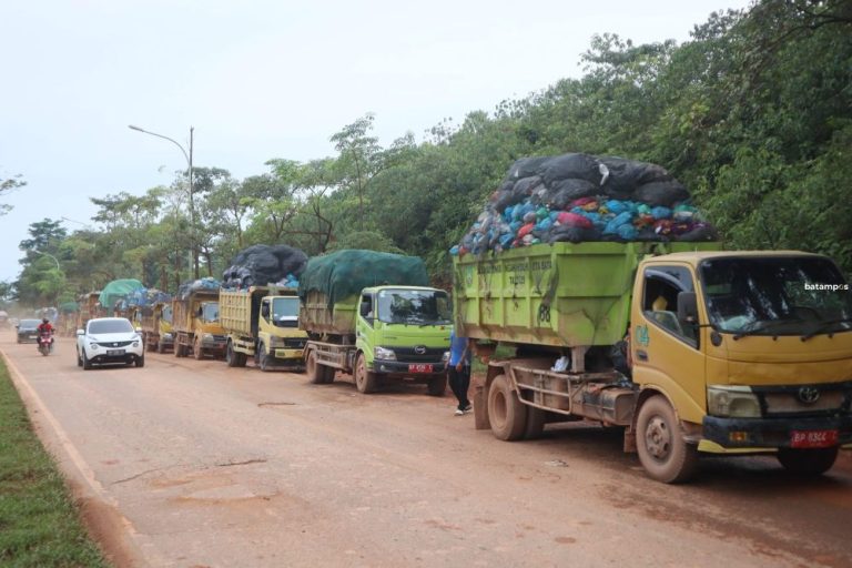 Truk Sampah Kembali Mengular di Pintu Masuk TPA Punggur