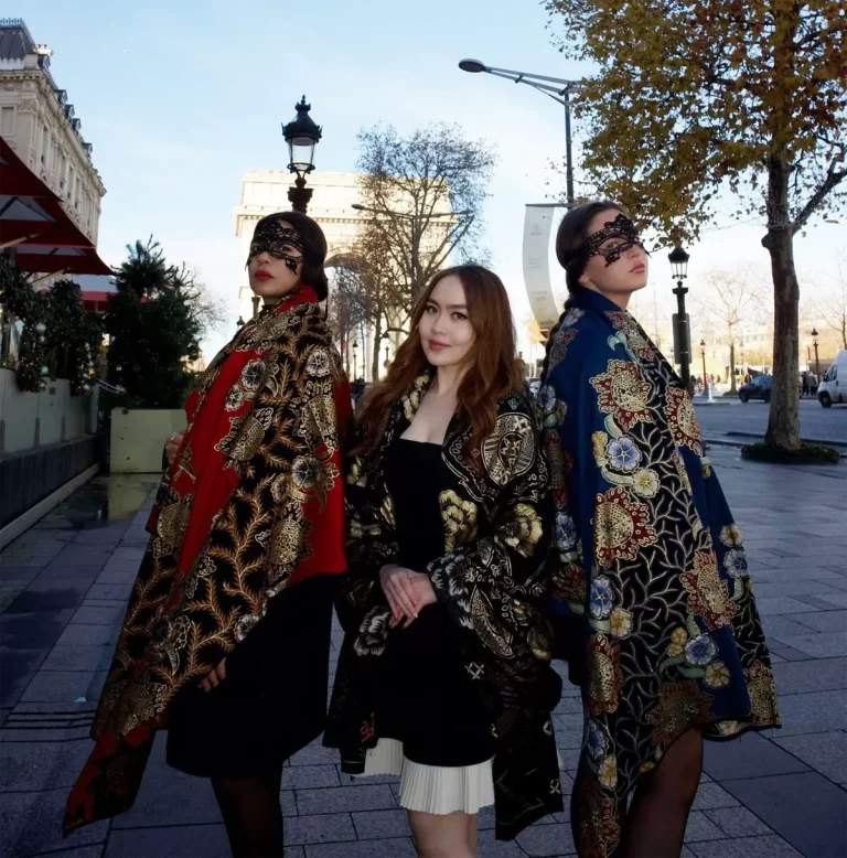 Desainer Muda Indonesia Barbie Awliya Luncurkan Batik Surya Majapahit di Paris