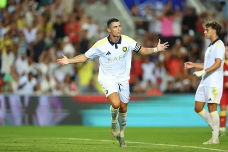 Cristiano Ronaldo Beli Saham Al-Nassr
