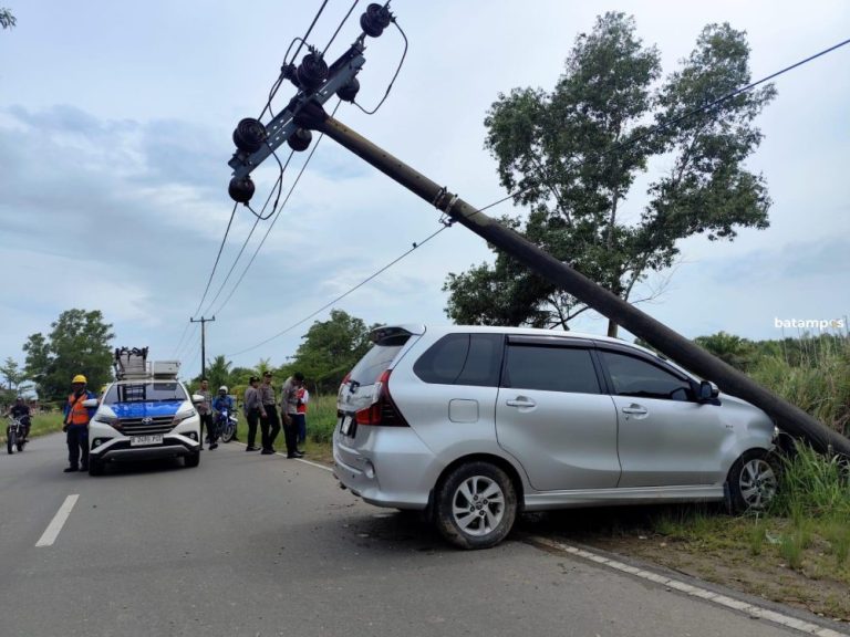Hilang Kendali, Avanza Tabrak Tiang Listrik Hingga Miring di Tanjungpinang
