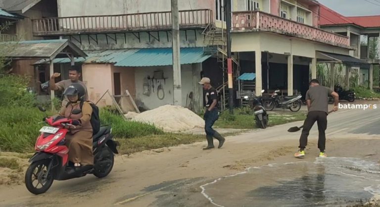 Banjir Rob Rendam Desa Lanjut, Jalan Rusak Parah dan Lalu Lintas Terganggu