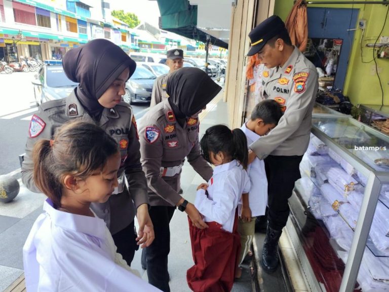 Anak Korban Kebakaran di Tanjungpinang Dapat Bantuan Seragam Sekolah