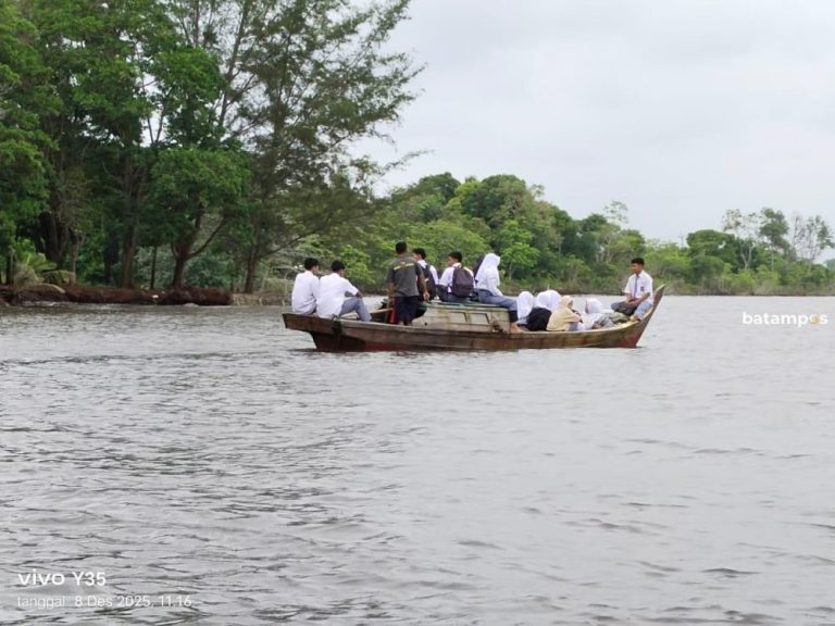 Banjir Rob di Lingga Lumpuhkan Akses Darat, Pelajar Terpaksa Naik Sampan Sekolah