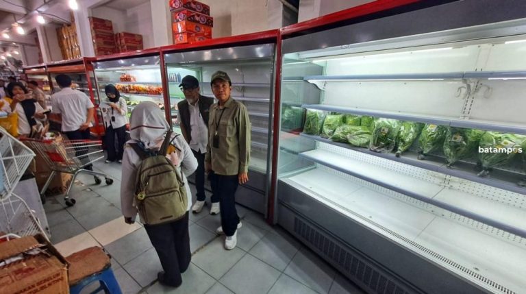 Pasokan Tersendat, Rak Bahan Pokok di Swalayan Tanjunguban Mulai Kosong