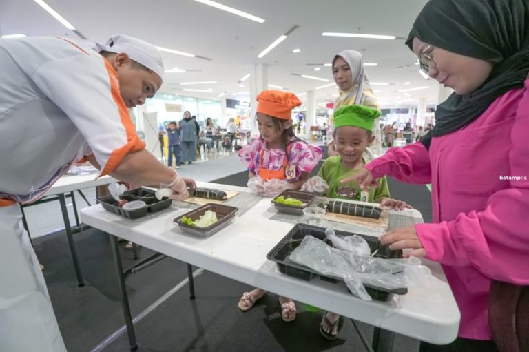 Junior Chef HARRIS Batam, Momen Seru Masak dan Mewarnai Ibu-Anak