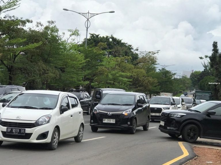 Perbaikan Jalan di Lampu Merah Raja Isa Picu Kemacetan Panjang