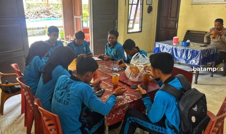 Pelajar Manfaatkan Internet Starlink Gratis untuk Belajar di Polsek Tambelan