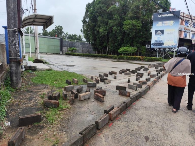Akses Jalan Pabrik Teh Prendjak di Tanjungpinang Ditutup Bata, Aktivitas Terhenti