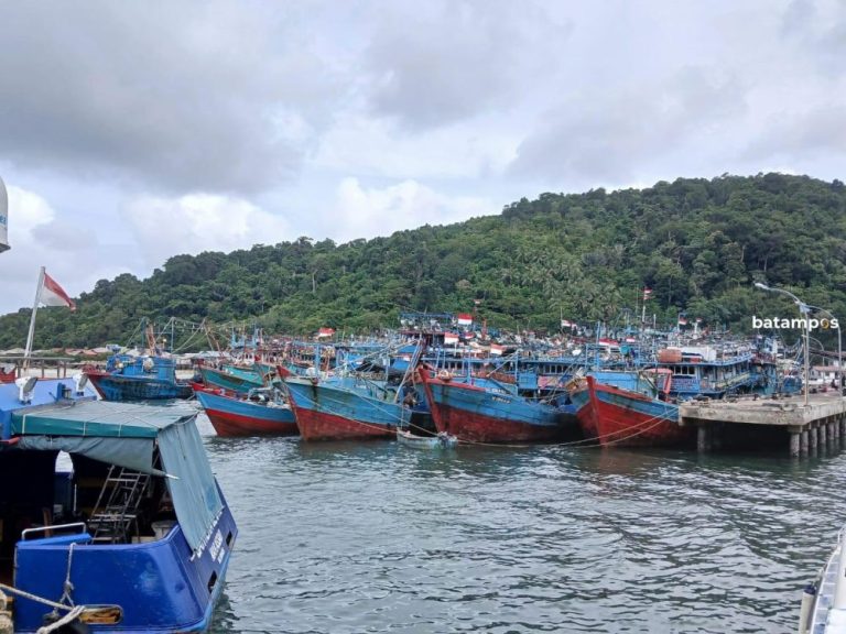 Cuaca Ekstrem, Belasan Kapal Pukat Mayang Merapat di Pelabuhan Antang