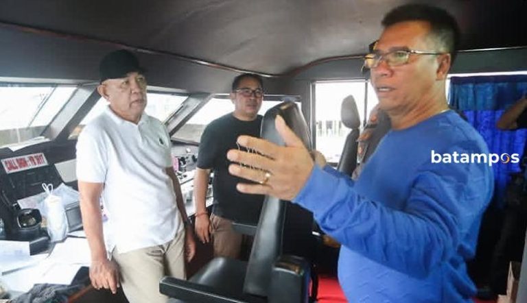 Jelang Puncak Nataru, Bupati Anambas Tinjau Arus Mudik Pelabuhan Tarempa