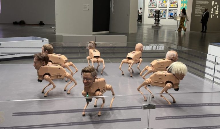 Robot Anjing Berkepala Manusia Karya Beeple Laku Keras di Art Basel Miami, Harga Tembus Miliaran
