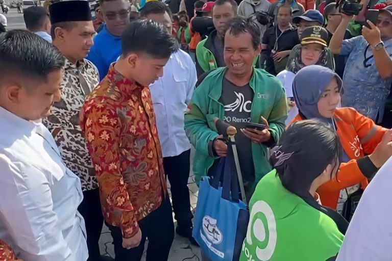 Wapres Gibran Bagikan Sembako untuk Ojol di Stasiun Tawang Saat Natal 2025