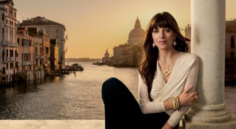 Bukan Malas, Dakota Johnson Mengaku Butuh Tidur 10–14 Jam Setiap Hari