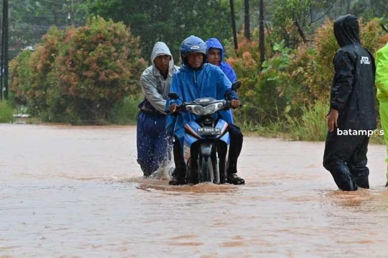 Hujan Sejam, Banjir Rendam Jalan dan Permukiman Warga di Tanjungpinang