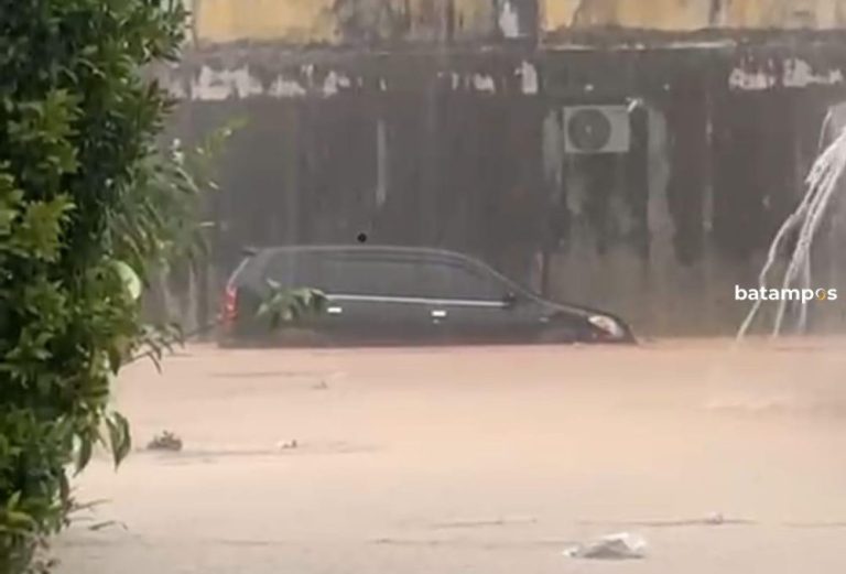 Banjir di Perumahan Taman Harapan Indah Tanjungpinang, Mobil Warga Ikut Terendam