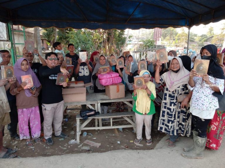 Donatur LAZ Batam–Batam Pos Salurkan Wakaf Al-Qur’an untuk Penyintas Banjir Aceh Tamiang