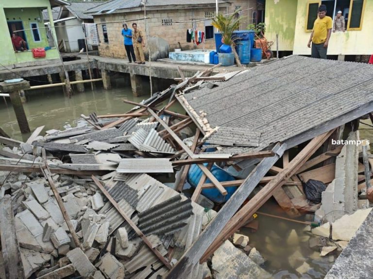 Rumah Kosong Milik Lansia di Bintan Timur Roboh, Tetangga Mengungsi