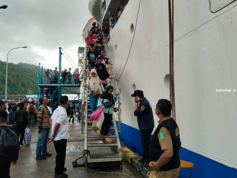 Libur Nataru, Ribuan Warga Anambas Padati Kapal Pelni ke Kijang