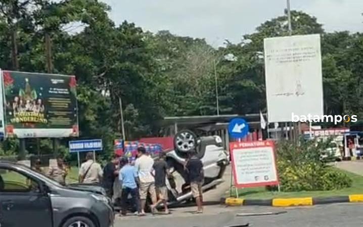 Kecelakaan Dua Mobil di Simpang Lagoi Bintan, Satu Kendaraan Terbalik