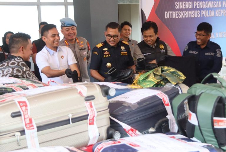 Empat Terduga Penyelundup Balpres Diamankan Polda Kepri di Pelabuhan Batam