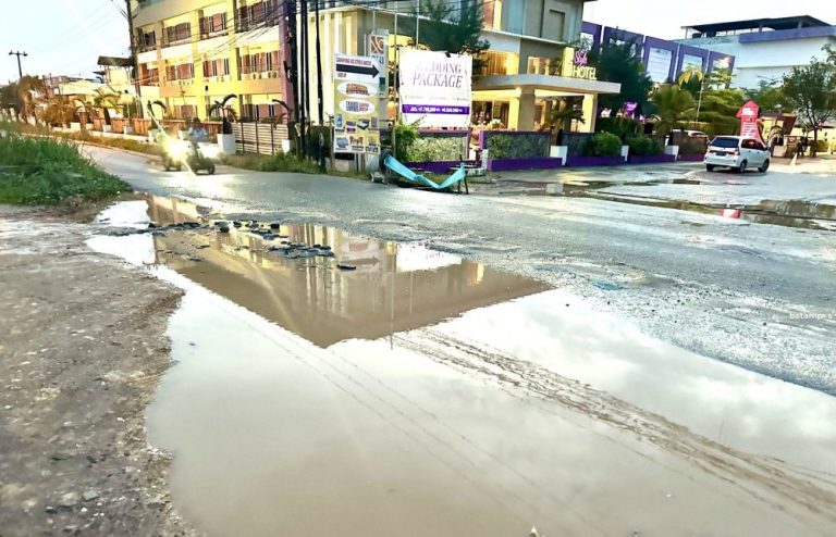 Warga Keluhkan Jalan Putri Hijau Rusak dan dan Kerap Banjir