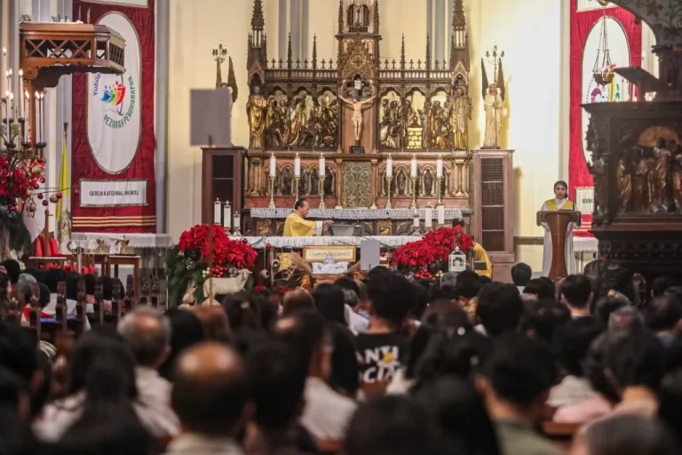 Ribuan Umat Padati Misa Malam Natal di Gereja Katedral Jakarta